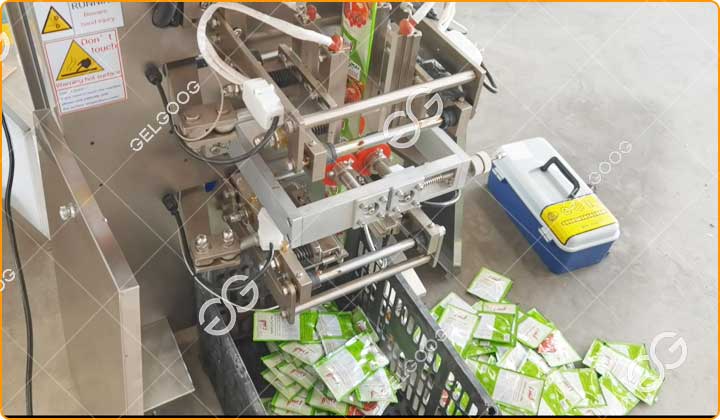 Machine D'Emballage De La Sauce Tomate.jpg